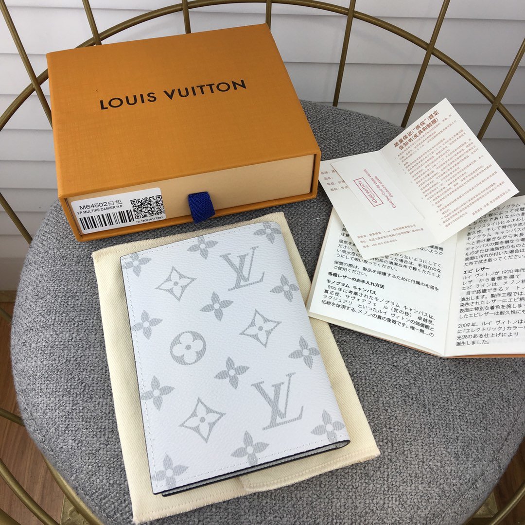 루이비통 Louis Vuitton  여권지갑 M64502