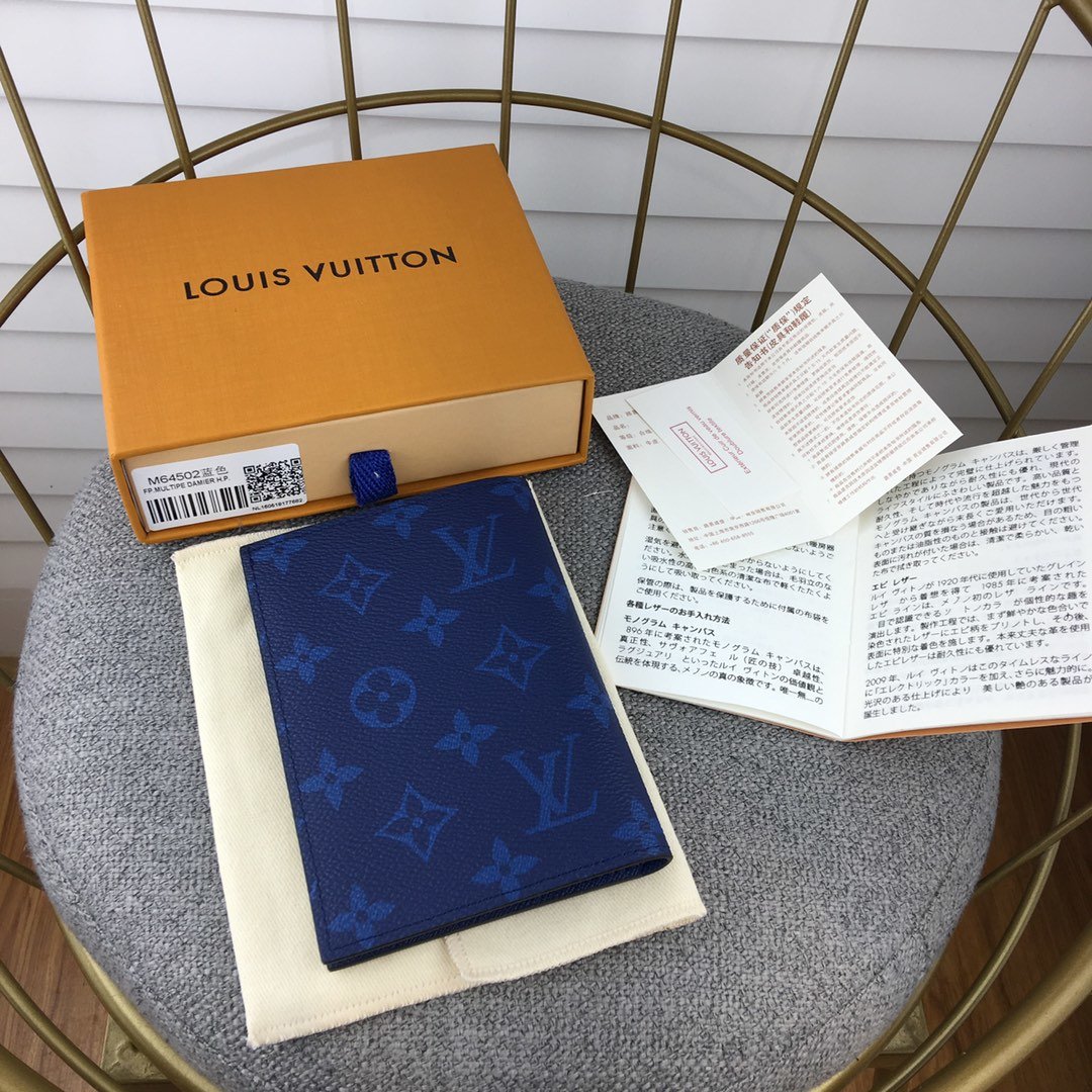 루이비통 Louis Vuitton  여권지갑 M64502