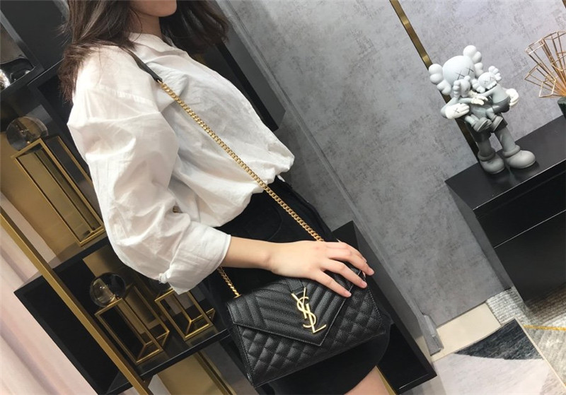 입생로랑 YSL 엔벨로프 마틀라세 스몰 숄더백 526286