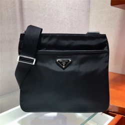 프라다 PRADA 블랙 테수토 사피아노 은장 트라이앵글 크로스백 VA053M