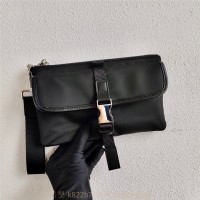 프라다 PRADA  삼각로고 리스트핸들 파우치백 2NH011