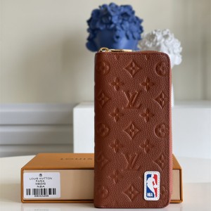 구찌 GG 엠보스 지퍼 달린 장지갑 625558