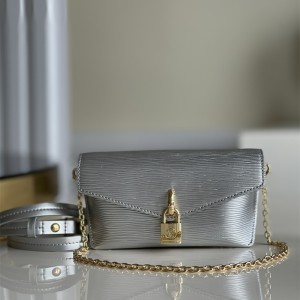 루이비통 Louis Vuitton  에피 패드락 온 스트랩 M80682