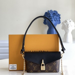 루이비통 Louis Vuitton  패드락 온 스트랩  M80559