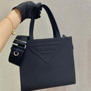 프라다 여성 엠보싱 로고 레더 토트백  1BG382