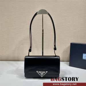 프라다 엠블럼 브러시드 가죽 숄더백 1BD321