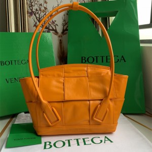 보테가베네타 아르코 토트백Arco 33