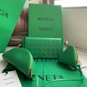 보테가베네타 스트랩 파우치 717429