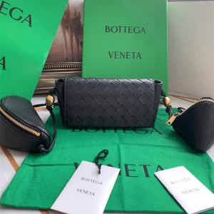 보테가베네타 스트랩 파우치 717429