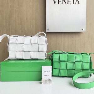 보테가베네타 하드웨어 카세트백 680698