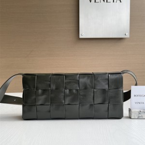 보테가베네타  카세트백 70136