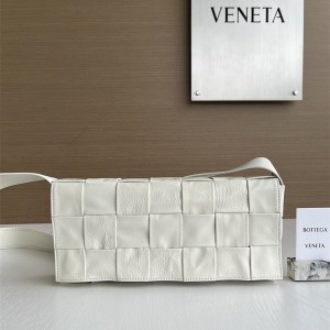 보테가베네타 카세트백 70136