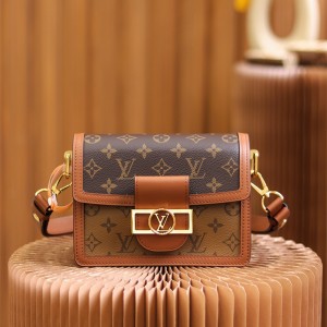 루이비통 Louis Vuitton 미니 도핀 숄더백 20CM M44580