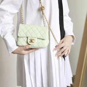 샤넬 CHANEL 골드볼 램스킨 클래식백 18CM