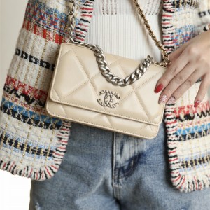 샤넬 CHANEL 19플랩 WOC크로스백