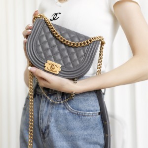 샤넬 CHANEL 신상 캐비어 보이백 Leboy 18CM