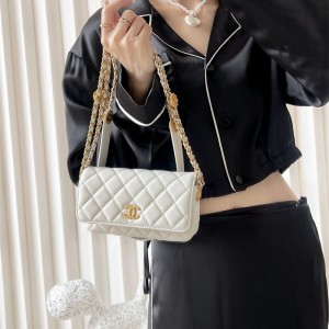 샤넬 CHANEL  금장장식 플랩백  18CM