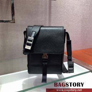 프라다 PRADA 남성 사피아노 플랩 숄더백 2VD019