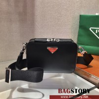 프라다 PRADA 남성 크로스백  2VH070