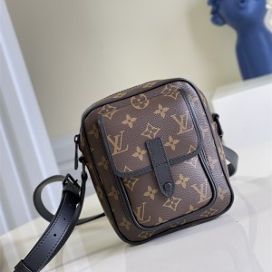 루이비통 Louis Vuitton 크리스토퍼 웨어러블 월릿 M69404