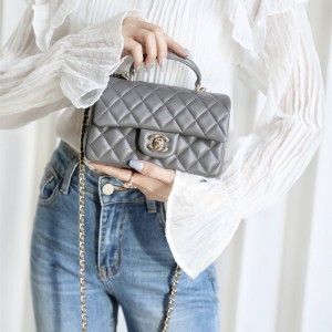 샤넬 CHANEL 뉴미니 탑핸들 램스킨 금장 플랩백 AS2431