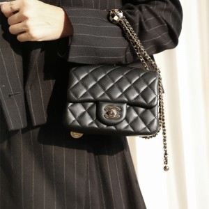 샤넬 CHANEL 골드볼 램스킨 클래식백 18CM