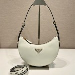 프라다 PRADA 신상  삼각로고 여성 숄더백 호보백 1BC194