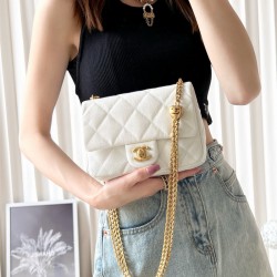 샤넬 CHANEL 핫 신상 23ss 뉴미니 하트볼 캐비어 미니 플랩백 AS3829