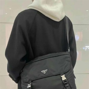 프라다 Prada 남성 가방 리나일론 사피아노 숄더백 2VD052