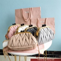 미우미우 MIUMIU  벨 나파 가죽 클러치 5BK011