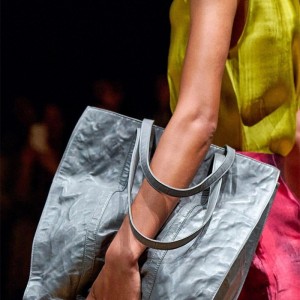 프라다 PRADA 신상 에이징 미디엄 앤티크 나파 가죽 토트백  1BG587