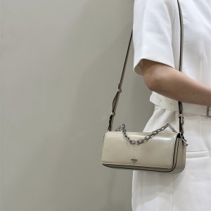 펜디 FENDI 퍼스트 사이트 가죽 미니 백 23CM