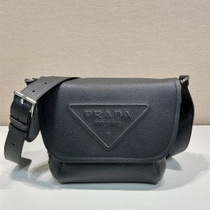 프라다 PRADA  엠보스드 로고 가죽 메신저백 2VD056