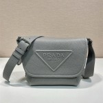 프라다 PRADA 엠보스드 로고 가죽 메신저백 2VD056