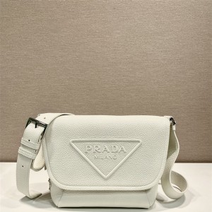 프라다 PRADA 엠보스드 로고 가죽 메신저백 2VD056