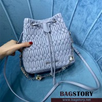 미우미우 MIUMIU 마틀라세 나파 레더 크리스탈 체인 버킷백  5BE050
