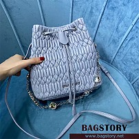 미우미우 MIUMIU 마틀라세 나파 레더 크리스탈 체인 버킷백  5BE050
