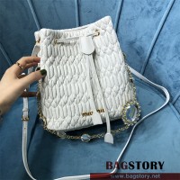 미우미우 MIUMIU 마틀라세 나파 레더 크리스탈 체인 버킷백 5BE050