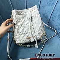 미우미우 MIUMIU 마틀라세 나파 레더 크리스탈 체인 버킷백 5BE050