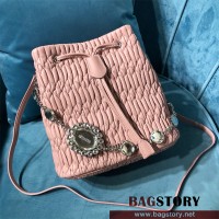 미우미우 MIUMIU 마틀라세 나파 레더 크리스탈 체인 버킷백 5BE050