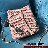 미우미우 MIUMIU 마틀라세 나파 레더 크리스탈 체인 버킷백 5BE050