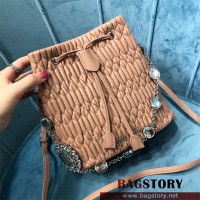 미우미우 MIUMIU 마틀라세 나파 레더 크리스탈 체인 버킷백 5BE050