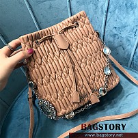 미우미우 MIUMIU 마틀라세 나파 레더 크리스탈 체인 버킷백 5BE050