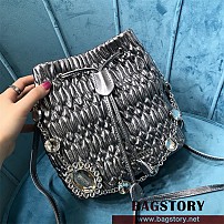 미우미우 MIUMIU 마틀라세 나파 레더 크리스탈 체인 버킷백 5BE050