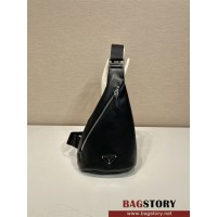 프라다 PRADA 로고 크로스 레더 백 남성 2VZ098