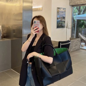 보테가베네타 BV   아르코 라지 토트백 680165