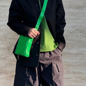 보테가베네타 BV 남성 카세트 폰 홀더 크로스백 729298