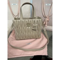 미우미우 MIUMIU 마테라쎄 나파 가죽 토트백 5BG263