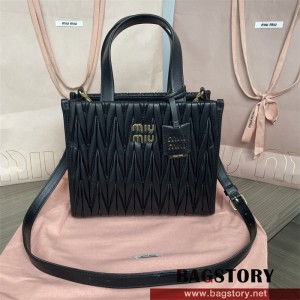 미우미우 MIUMIU 마테라쎄 나파 가죽 토트백 5BG263