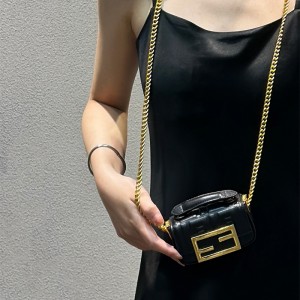 펜디 FENDI 바게트백 Nano 11cm